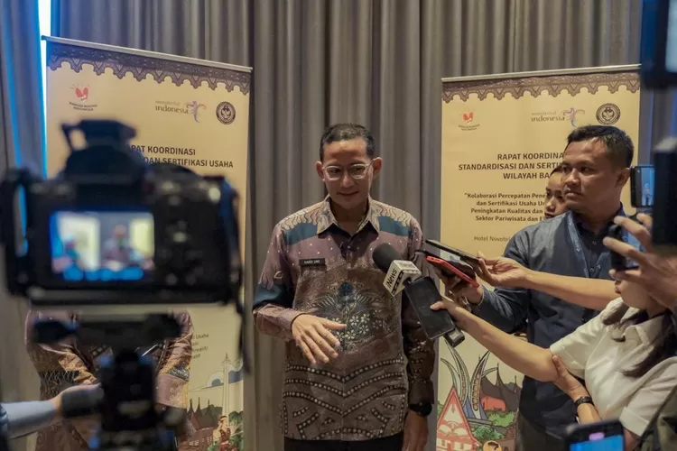  Menparekraf Sandiaga Uno saat hadir Rapat Koordinasi Standardisasi dan Sertifikasi Usaha Wilayah Barat, Novotel, Tangerang, Banten, Kamis (29/2/2024) (Kemenparekraf)