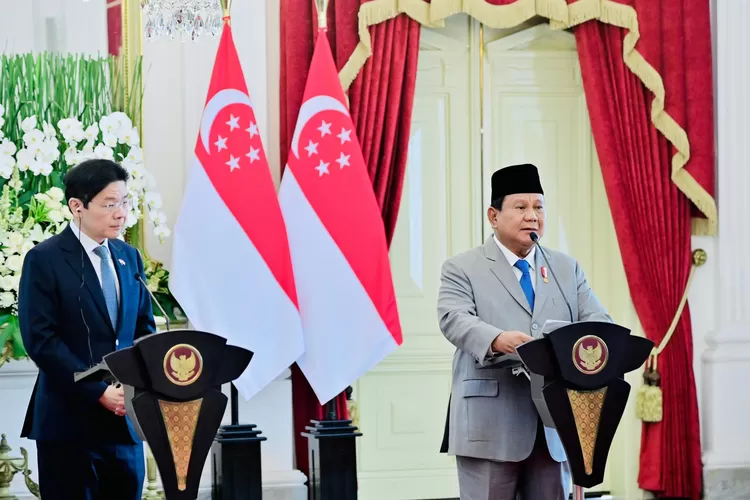 Presiden Republik Indonesia, Prabowo Subianto, menyambut hangat kunjungan Perdana Menteri Singapura, Yang Mulia Lawrence Wong, di Istana Merdeka, Jakarta, pada Rabu, 6 November 2024. Foto: BPMI Setpres/Muchlis Jr