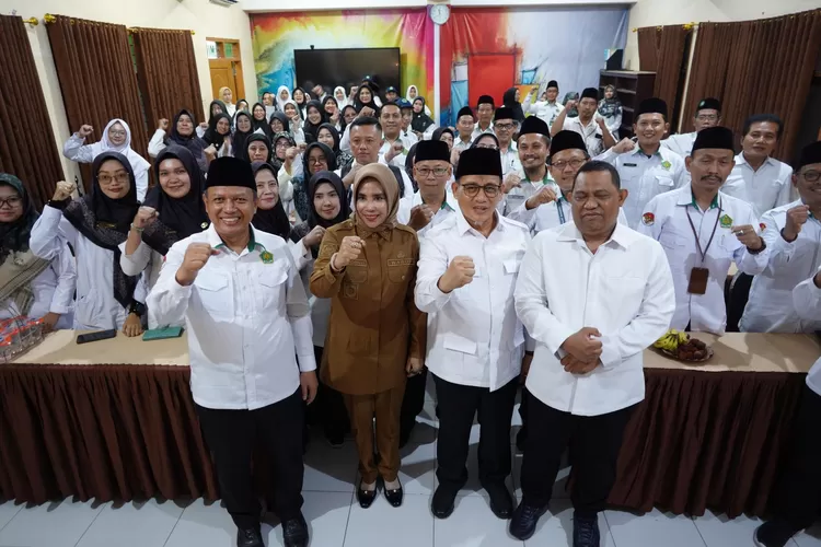 Pemerintah melalui Kementerian Agama menargetkan 629.000 guru agama di seluruh Indonesia sudah tersertifikasi pada 2027. Hal ini disampaikan Wakil Menteri Agama Romo Muhammad Syafii saat memberikan pembinaan di MTsN 2 Sidoarjo. (Ist)