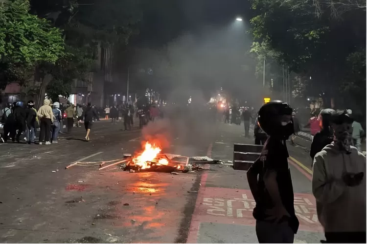 Polisi amankan massa aksi demo anarkis di kawasan Slipi Jakarta. (HukamaNews.com / Net)