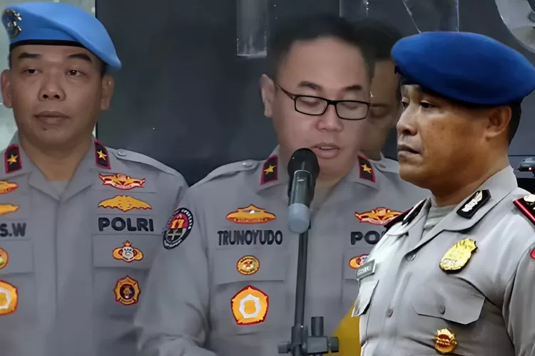 &ldquo;Kompol Kosmas Kaju Gae menjalani sidang etik Polri, dijatuhi pemecatan dan sanksi tambahan berupa penempatan khusus enam hari.&rdquo; (Inung R Sulistyo - Jangkara.com, Polri Tv)