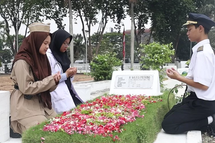 Menyambut Hari Pahlawan, siswa-siswi kelas X SMA Al Muslim melakukan aksi doa dan tabur bunga di makam Bung Tomo