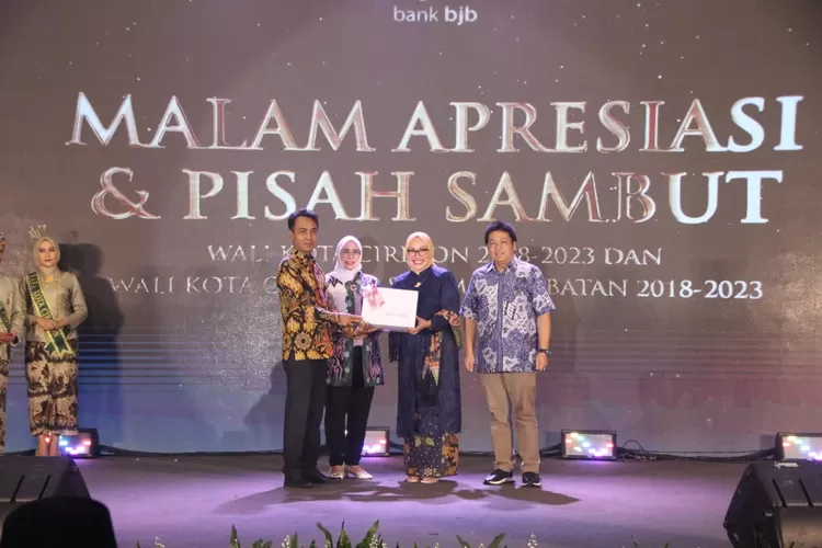 Pimpinan DPRD Kota Cirebon menghadiri malam apresiasi dan pisah sambut Walikota Cirebon