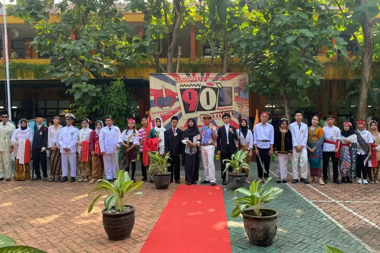 SMP Sepuluh Nopember Sidoarjo sukses menggelar Spuber 90s Festival. Spuber 90ss Festival ini diigelar untuk mengajak siswa merasakan suasana tahun 1990-an. 