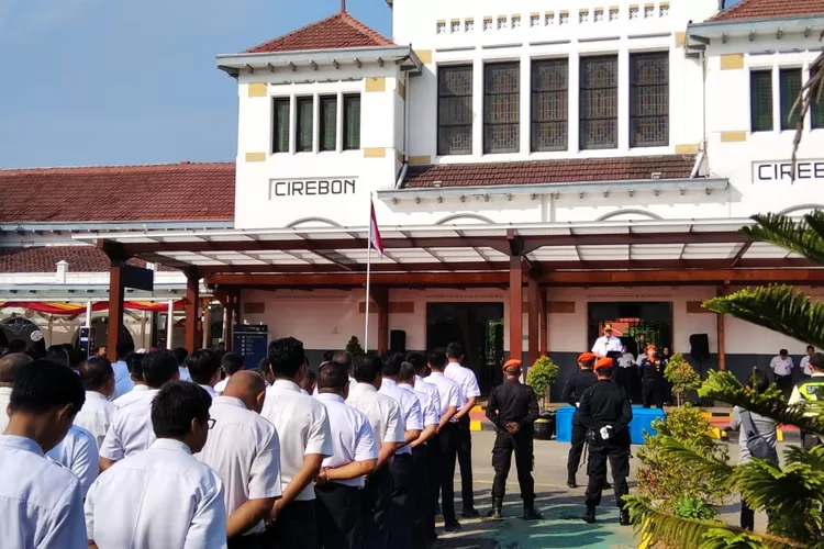 Apel Gelar Pasukan Pengamanan Angkutan Nataru 2023/2024  PT KAI Daop 3 Cirebon.