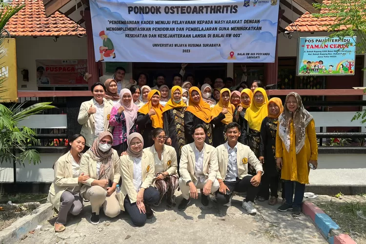 Fakultas Kedokteran Universitas Wijaya Kusuma Surabaya (FK UWKS) melaksanakan kegiatan pengabdian kepada masyarakat bersama kader lansia.