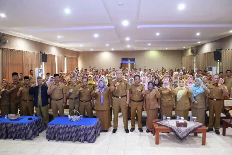 Pj Wali Kota Cirebon H.Agus Mulyadi,  usai memimpin langsung briefing staf bersama, di aula Dinas Pendidikan