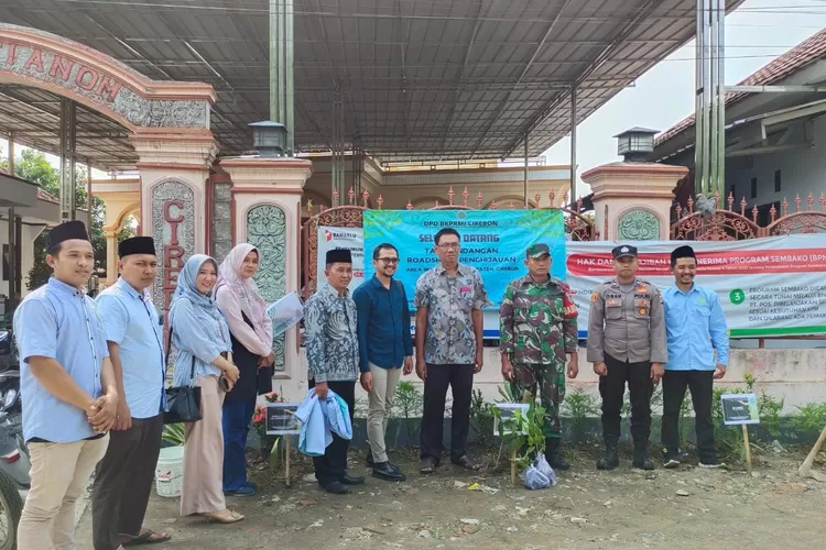  BKPRMI Kabupaten Cirebon dan BSI KC Cirebon Dr Cipto Tanam Pohon di Masjid Jami Desa Jatianom