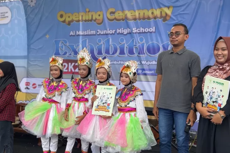 SMP Al Muslim Jawa Timur kembali adakan kegiatan rutin tahunan, yakni Al Muslim Junior High School Exhibition (AME) 2K24 dengan tajuk &ldquo;Tumbuhkan Kreasi, Wujudkan Prestasi&rdquo;.
