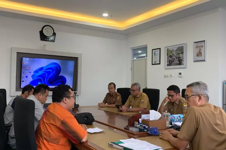 Pengurus SMSI Kota Cirebon berdiskusi dengan Pj Walikota Cirebon, Agus Mulyadi