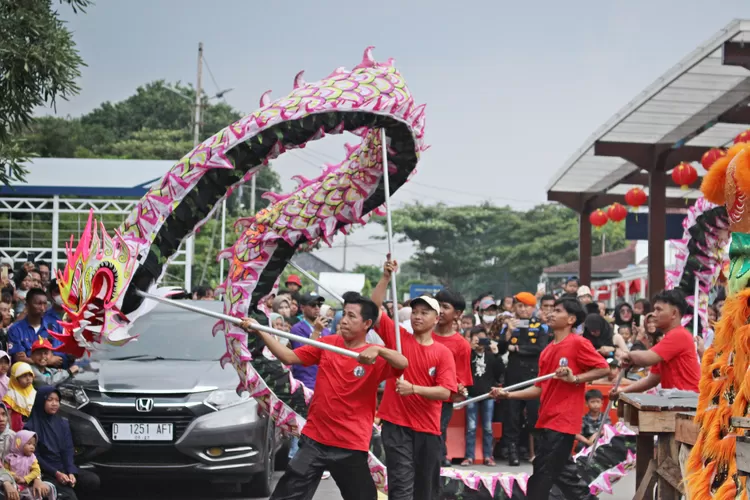 Dalam memeriahkan Tahun Baru Imlek 2575 Kongzili, KAI Daop 3 Cirebon, menghadirkan pertunjukan Barongsai di area parkir Stasiun Cirebon