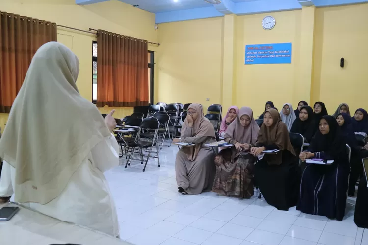 Siswa-siswi SMA Al Fattah Sidoarjo diajak untuk mempelajari bahasa Turki melalui kegiatan Learn Turkish With Kevser Abla. 