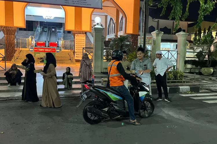 Siswa-siswi SMA Al Muslim dalam kegiatan Sahur On The Road