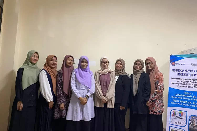 Duwi Rahayu, SE., MA dan anggota pengabdian masyarakat nya Aisha Hanif, SA., M.Acc., Ak Dosen Akuntansi Universitas Muhammadiyah Sidoarjo saat memberikan pelatihan kepada bagian keuangan dan administrasi unit usaha agribisnis UMSIDA