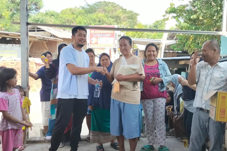 Reza Mansyur melakukan sosialisasi melalu games bersama warga.