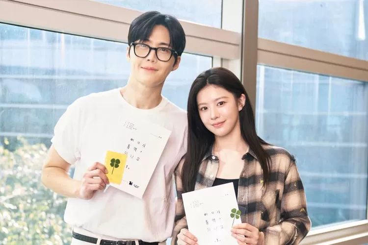 Kim Seon Ho dan Go Youn Jung sebagai pemeran utama Can This Love Be Translated (Soompi )