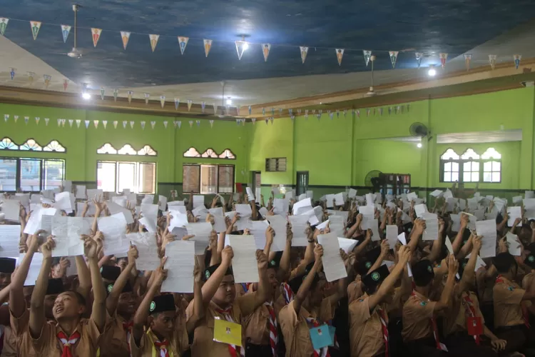 Siswa SMK YPM 1 Taman menulis surat terbuka untuk pimpinan negara.