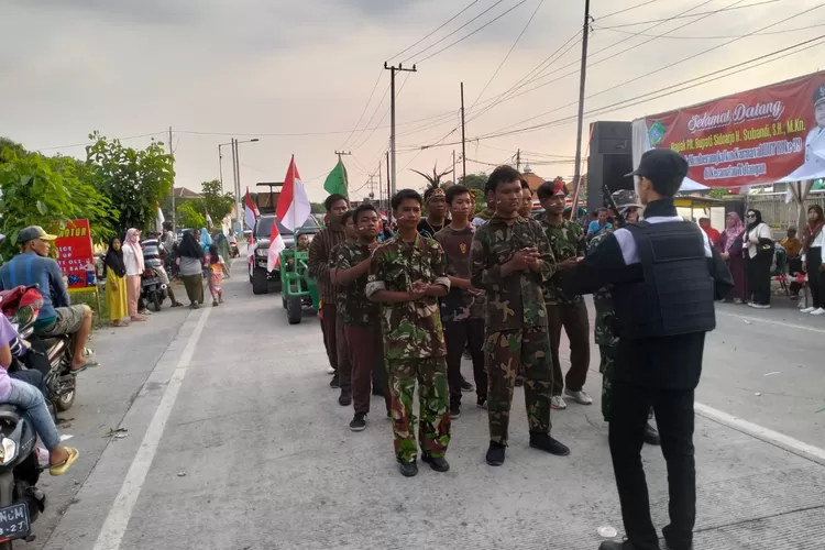 SMK Persatuan 2 Tulangan menjukan berperan aktif dalam kegiatan Karnaval HUT Kemerdekaan RI ke-79 kecamatan Tulangan tahun 2024.  Wakasek 