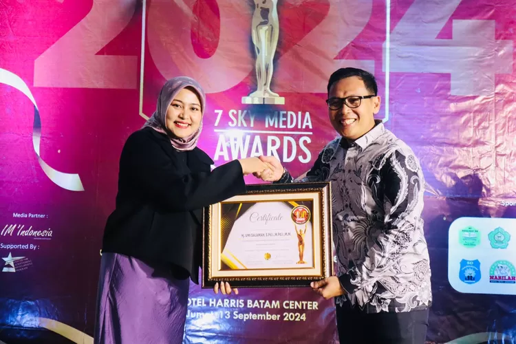 Kepala MI Ma'arif Ketegan Bilingual Islamic School Umi Salamah menerima penghargaan Platinum Award:The Most Inspiring Women Figure ln Dedication, Performance dan Visuonary Leadership Of The Year.