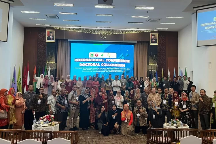 Mahasiswa S3 Universitas Negeri Surabaya mengikuti konferensi internasional. 