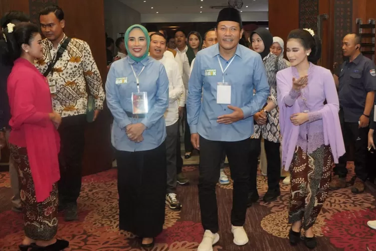 Paslon nomor urut 1 dalam Pilkada Sidoarjo, Subandi-Mimik tampil unggul dalam debat perdana di favehotel Sidoarjo, pada Sabtu malam, 19 Oktober 2024. (Setyawan/Klikaktual.com)