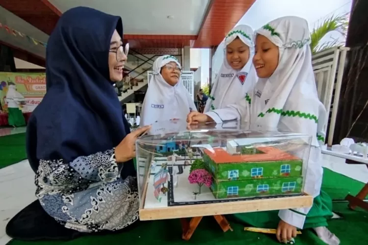 Siswa SD ICP Al Falah Darussalam Tropodo Tampilkan Karya Terbaik di Student Assembly