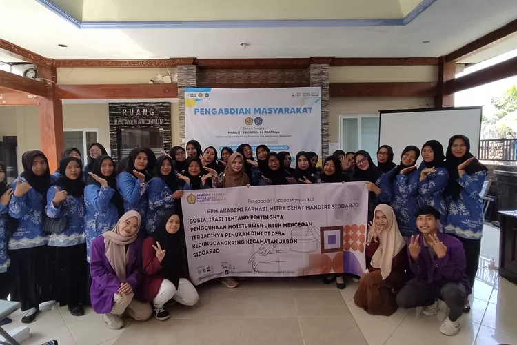 LPPM Akademi Farmasi Mitra Sehat Mandiri Gelar Sosialisasi Penggunaan Moisturizer dan Pembuatan Sabun Herbal