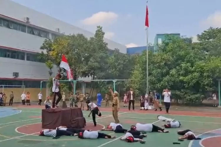 Siswa Sekolah Pembangunan Jaya 2 Sidoarjo bermain drama kolosal dalam peringatan Hari Pahlawan
