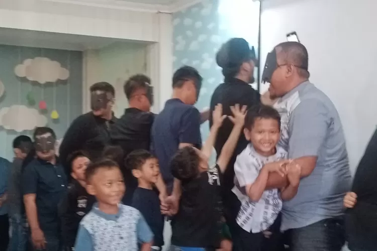 TK Al Falah Darussalam Sidoarjo mengadakan peringatan Hari Pahlawan dan Hari Ayah Sedunia 