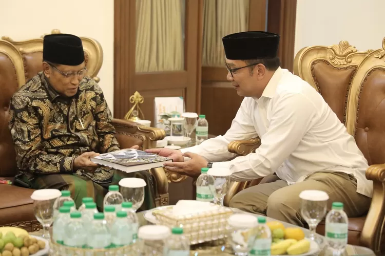 Calon Gubernur Jakarta, Ridwan Kamil bersilaturahmi ke Pondok Pesantren Luhur Al - Tsaqafah pada Jumat (15/11/2024) malam.
