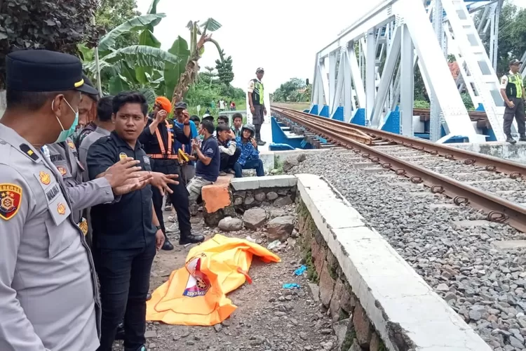 Jasad seorang laki-laki ditemukan di sekitar jembatan rel kereta api Krucuk.