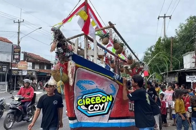 Warga Desa Kalisapu Gelar Arak-arakan Replika Sambut Tradisi Nadran.  &nbsp;
