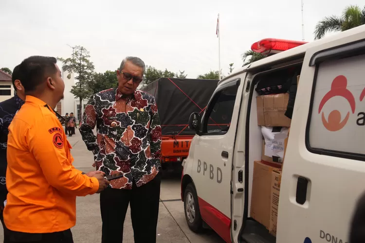  Pj Wali Kota Cirebon, H Agus Mulyadi, melepas bantuan untuk korban bencana banjir dan tanah longsor di Sukabumi melalui Badan Penanggulangan Bencana Daerah (BPBD) Kota Cirebon.