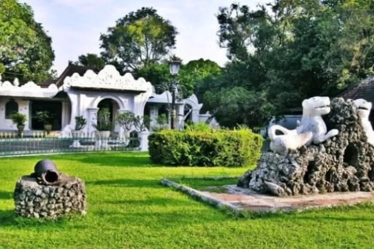 Tempat wisata sejarah di Cirebon Keraton Kesepuhan / Instagram / @cirebonexotic  &nbsp;