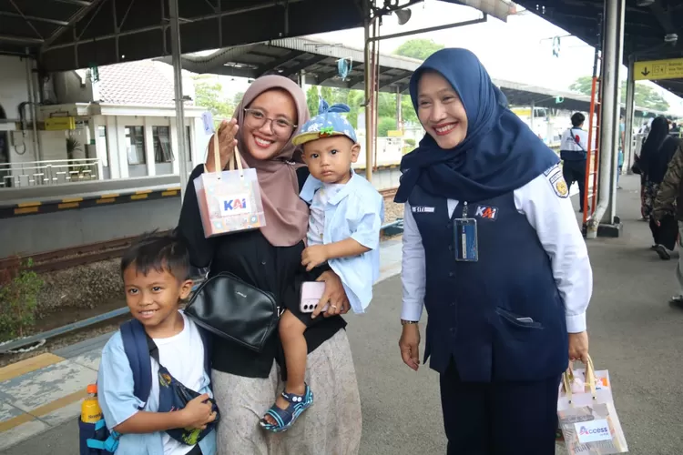 Daop 3 Cirebon Berikan Sovenir Menarik Kepada Penumpang Wanita.  &nbsp;