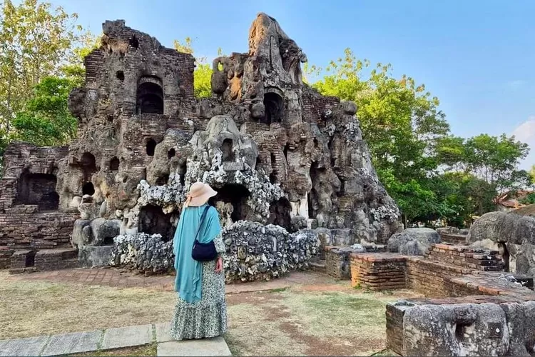Jumlah pengunjung Gua Sunyaragi tahun ini tak sebanyak periode Natal tahun lalu. 