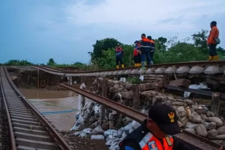Beberapa perjalanan kereta api yang melintasi wilayah Daerah Operasi 3 Cirebon, terganggu akibat luapan air yang menyebabkan genangan di jalur kereta api wilayah Daop 4 Semarang.