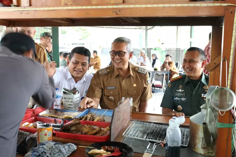 Pj Wali Kota Cirebon, Agus Mulyadi menghadiri peresminan warung angkringan BNN. 