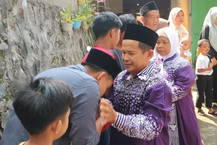Legiman, seorang pemulung akhirnya berangkat haji. 