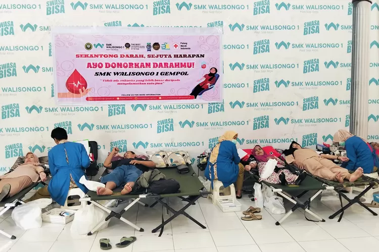 SMK Walisongo 1 Gempol menggelar aksi donor darah. 