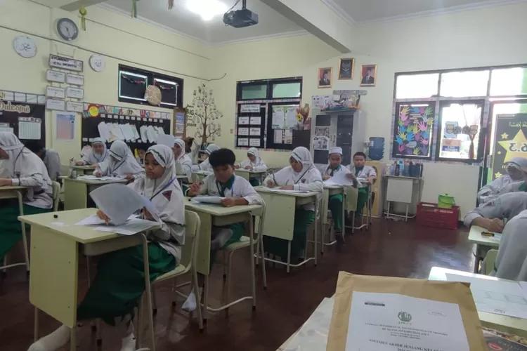 Sebanyak 76 siswa kelas 6 SD Al Falah Darussalam 2 International Class Program (ICP) secara resmi memulai Asesmen Akhir Jenjang (AAJ) Rabu (14/5/2025). 