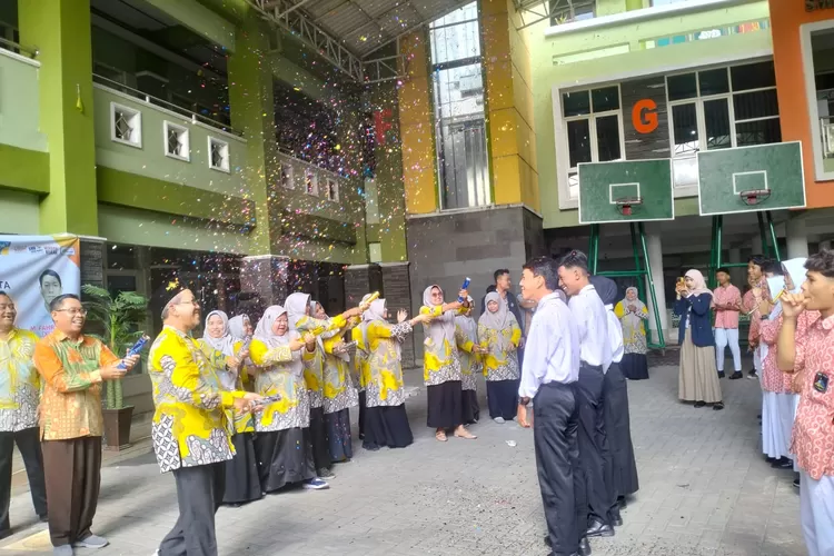 SMK YPM 2 Taman melakukan seremonial pelepasan siswa yang terpilih sebagai peserta On The Job Training (OJT) di Malaysia, Kamis 15 Mei 2025.