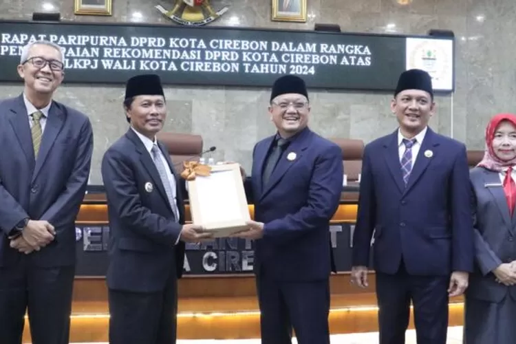 DPRD Kota Cirebon menyerahkan rekomendasi atas LKPJ wali kota. 