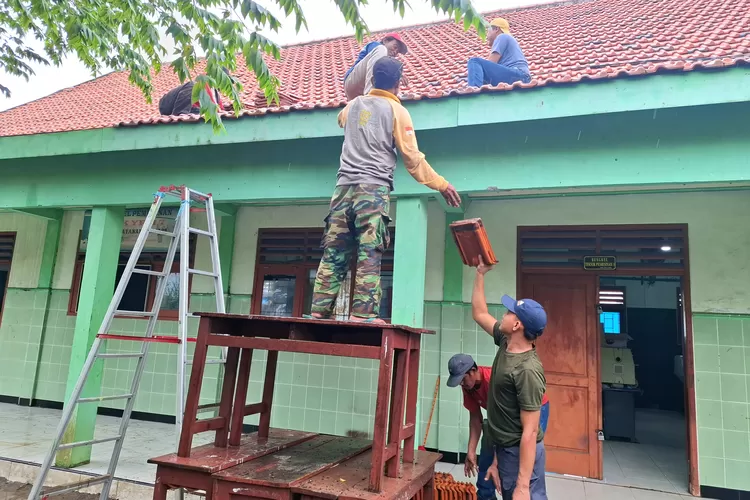 SMK YPM 7 Tarik Sidoarjo terus berbenah dengan merehabilitasi bengkel praktik