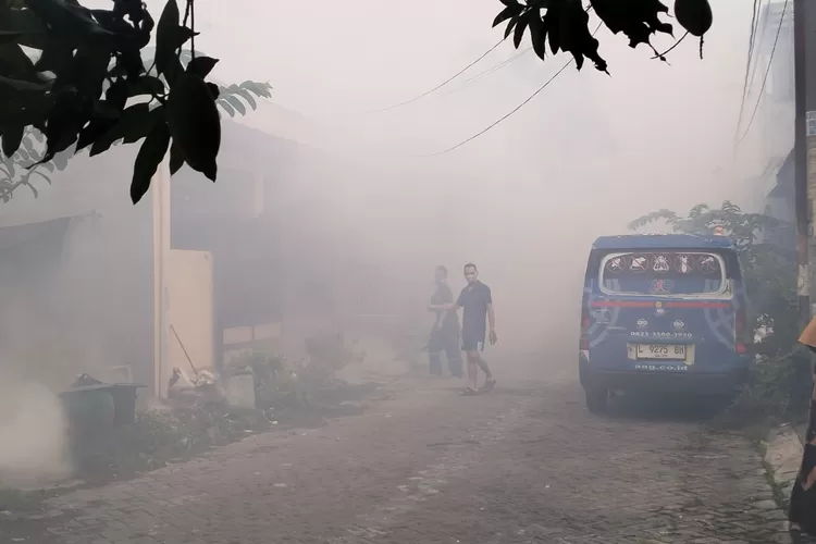 Warga Perumahan Pesona Sari Residen Flower RT 08 RW 01, Desa Kebonsari, Kecamatan Candi, Sidoarjo melakukan fogging cegah DBD.