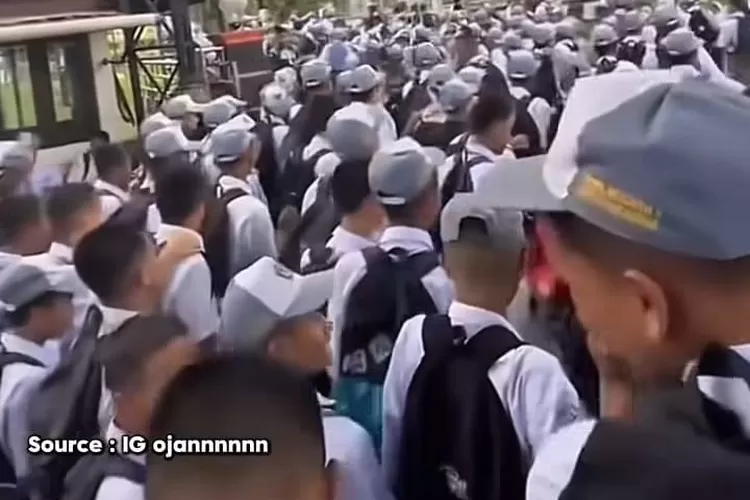 Momen pelajar jalan kaki.