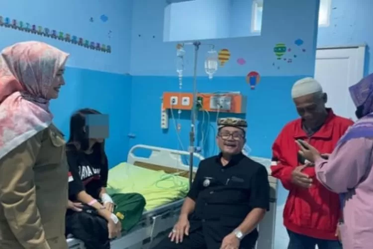 Bupati Imron Bantu Pemulihan Siswi yang sedang berada di rumah sakit  &nbsp;