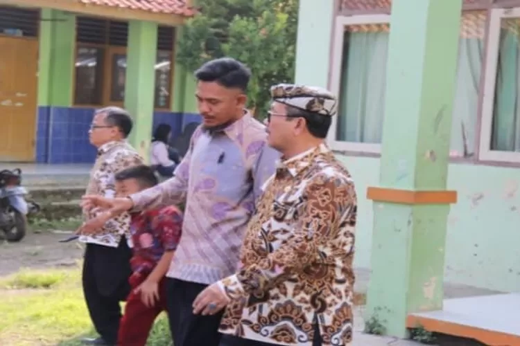 Bupati Imron Tinjau Kerusakan Di SDN 2 Kertawinangun  &nbsp;