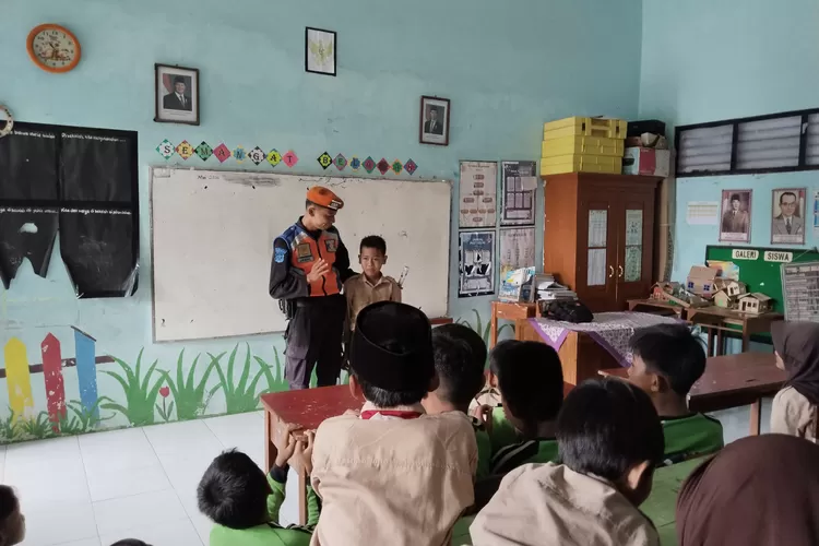 KAI Daop 3 Cirebon Sosialiasikan Keselamatan di Sekolah-Sekolah  &nbsp;