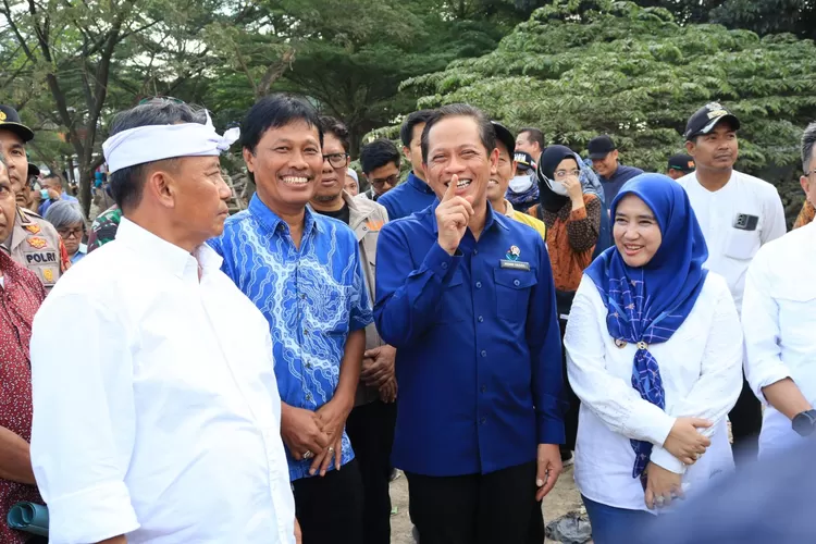 Kunjungan Menteri Lingkungan Hidup Hanif Faisol Nurofiq di TPA Kopi Luhur Kota Cirebon  &nbsp;